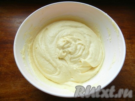 Муку смешать с разрыхлителем, всыпать в тесто, взбить, чтобы получилось пышное мягкое тесто.