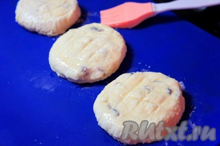 Духовку разогреть до 180 градусов. Выложить сырники из творога в форму (я использовала дополнительно силиконовый коврик), смазать взбитым белком с помощью кондитерской кисти.
