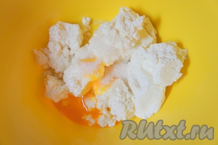 К творогу добавить сахарный песок, желток, ванилин. Перемешать.