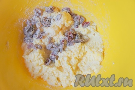 Добавить клюкву к творожной основе и тщательно перемешать.
