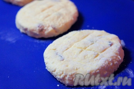 Сформировать сырники.