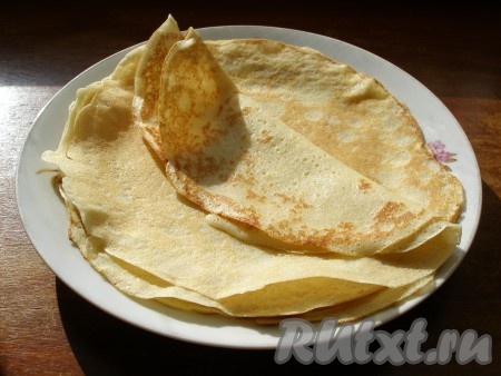 Из готового теста на раскаленной сковороде пожарить тонкие блины.
