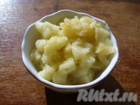 В сковороде разогреть сливочное масло, выложить яблоки, добавить сахар, корицу, влить апельсиновый сок и быстро обжарить яблоки до мягкости.
