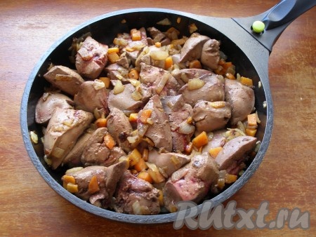 Добавить печень в сковороду к луку и моркови и обжарить все вместе, перемешивая, пока все кусочки печени не изменят свой цвет, примерно 2-3 минуты. Затем влить немного воды, уменьшить огонь, накрыть крышкой и готовить 10 минут.
