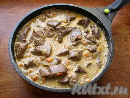 Добавить в сковороду к печени сметану, щепотку мускатного ореха, накрыть крышкой и готовить еще 5 минут.