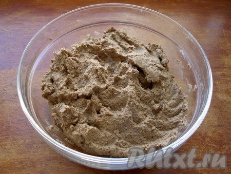 Готовую печень в горячем виде вместе с луком и морковью переложить в блендер и приготовить паштет, регулируя густоту соусом, в котором тушилась печень. Начинка для блинов готова.