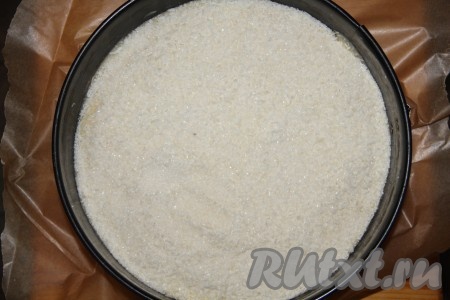 Полученную сухую смесь, высыпать равномерно на наше тесто.