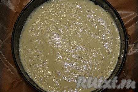 В миске смешать кефир, муку, сахар, яйцо и разрыхлитель. Вымешать все до однородного состояния и вылить в форму для запекания.