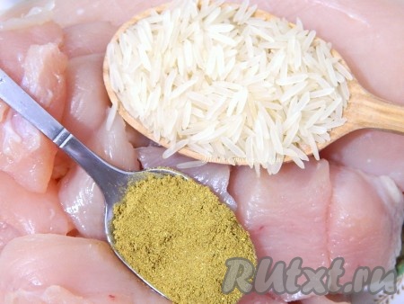 Готовое пюре ставим снова на огонь, добавляем специи, соль, порезанное куриное филе, рис, кокосовое молоко (если есть).
