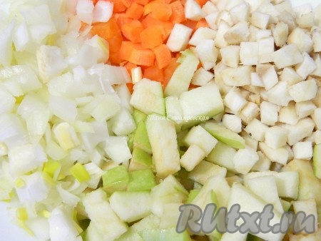 Корень петрушки, лук, морковь, яблоко измельчаем.
