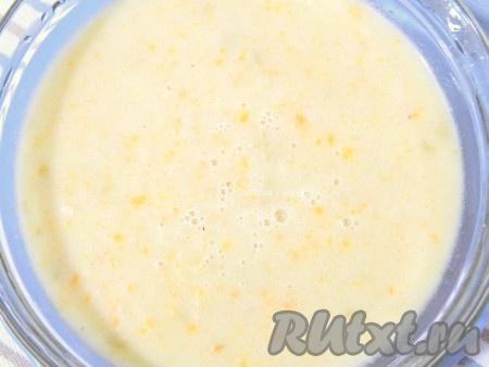 Охлаждаем и взбиваем блендером, добавляем муку.  