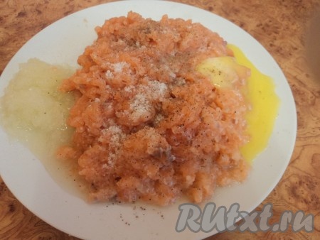 Фарш посолить, поперчить, добавить приправы и яйцо. Вымесить.
