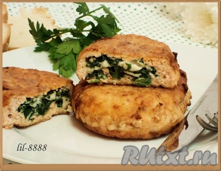 Обвалять котлеты в муке,&nbsp;убрать в холодильник на 20 минут.
Обжаривать котлеты из лосося на разогретой сковороде на растительном масле с двух сторон до готовности.
