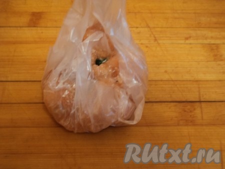 В середину положить 1 столовую ложку начинки из шпината и сыра, и при помощи пленки сформировать котлету.
