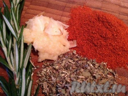 Чеснок мелко рубим или пропускаем через чеснокодавилку.