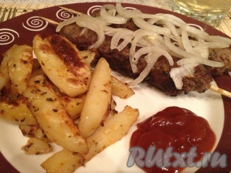 Кладем на готовые кебабы маринованный лук, рядом размещаем картофель и подаем.
