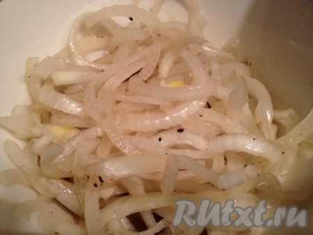 Сначала готовим маринованный лук. Его надо нарезать кольцами, залить яблочным уксусом, добавить сахар, соль, перец, тщательно перемешать и отставить в сторону.