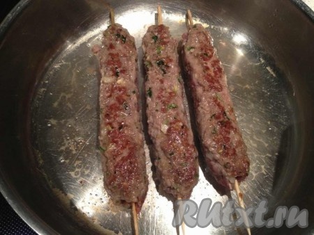 Оборачиваем деревянные шпажки фаршем и жарим кебаб на среднем огне с 4 сторон до зарумянивания.