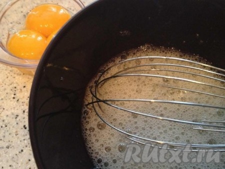 Белки взбиваем.