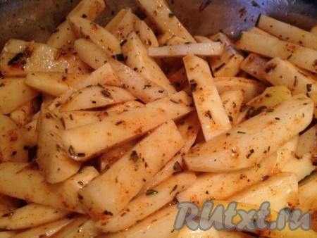 Белки, чеснок и все специи отправляем к картошке, тщательно перемешиваем и отправляем в разогретую до 220 градусов духовку на 40 минут.
