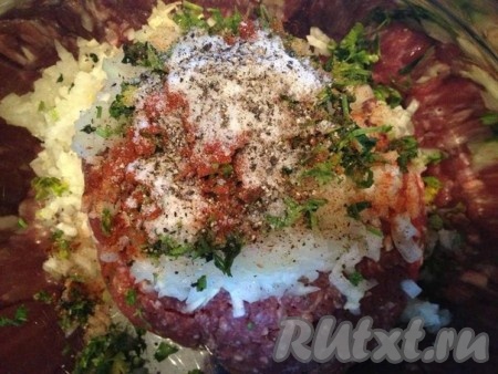 Далее готовим кебабы. К фаршу добавляем мелко нарубленный лук, чеснок, зелень, паприку, соль, перец и тщательно перемешиваем.&nbsp;
