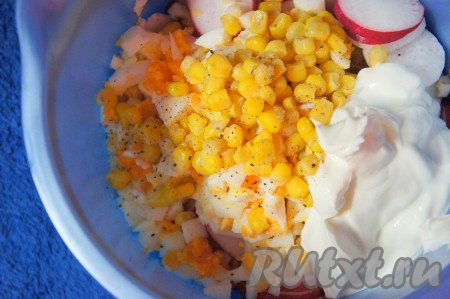 Посолить, поперчить салат, заправить сметаной и тщательно перемешать.
