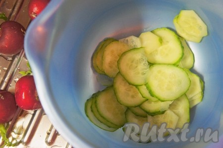 Яйца сварить заранее вкрутую (в течение минут 8-10 с начала кипения воды), остудить и очистить. Огурец тонко нарезать, выложить в миску.
