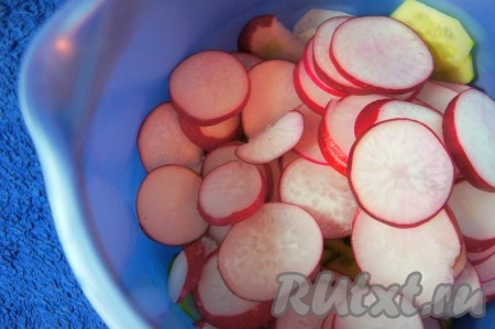 Добавить тонко нарезанный редис.