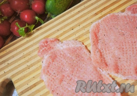 Посолить, поперчить каждую отбивную (можно солить и перчить мясо только с одной стороны).