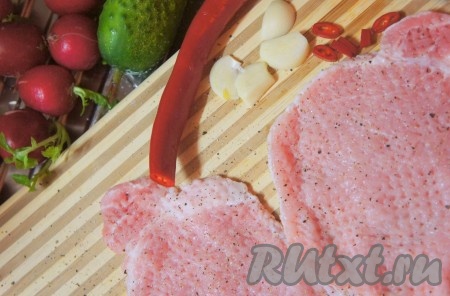 Зубчики чеснока очистить и разрезать пополам (или на четвертинки). Если любите остренькое, то можете взять острый перец и нарезать его на тонкие колечки.