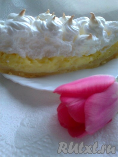 Желательно, чтобы после выпечки пирог ночь постоял в холодильнике, иначе курд будет растекаться.
Теперь можно разрезать нашу красоту
