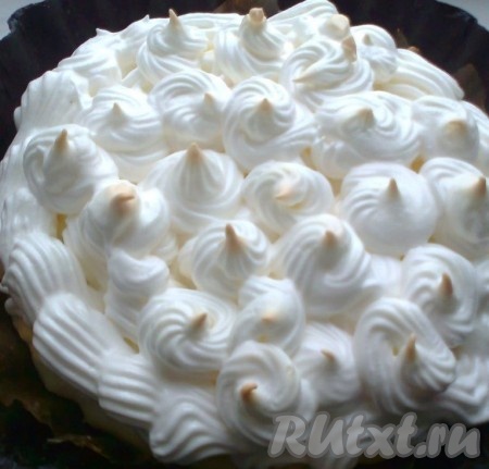 Формируем пирог: выливаем курд на тесто, сверху украшаем меренгами произвольной формы. Если нет кондитерского мешка, используйте пакет с отрезанным краем, либо просто выложите сверху ложкой "шапку". Ставим пирог в разогретую до 150 градусов духовку на 10 минут, чтобы меренги сверху слегка зарумянились (при этом они останутся мягкими, суфлеобразной консистенции).