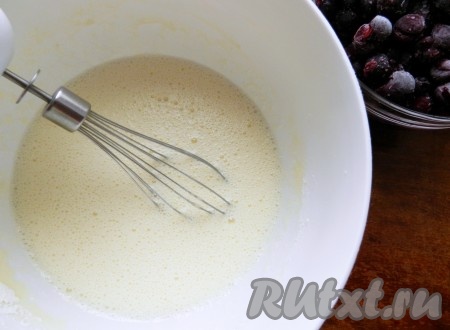 В получившуюся смесь влить молоко, всыпать муку, перемешать тесто миксером до однородности.