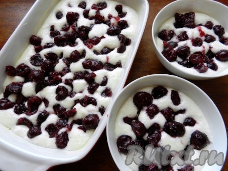 Формы для выпечки смазать сливочным маслом. Заполнить формы тестом до половины. На тесто выложить вишню.