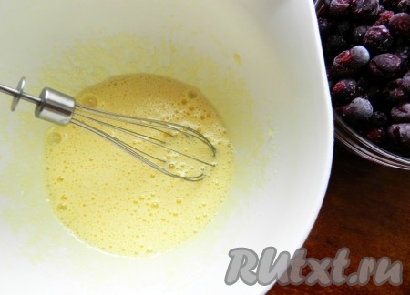 Взбить 1 яйцо и 2 желтка с сахаром миксером в течение 3-4 минут.