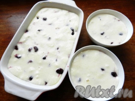 Сверху распределить оставшееся тесто и поставить клафути с вишней в духовку, разогретую до 200 градусов, на 22-30 минут.