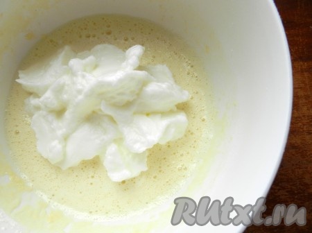 2 белка взбить миксером с щепоткой соли до стойких пиков и добавить в тесто, аккуратно вмешать круговыми движениями с помощью ложки (или лопатки). Тесто должно получиться воздушным, негустым, по консистенции близким к блинному.