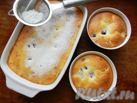 Готовый клафути достать из духовки, дать немного остыть, а затем посыпать сахарной пудрой и подавать в тёплом виде.