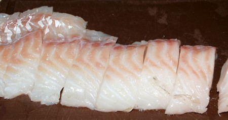 Треску разделать на филе или использовать готовое филе. Филе трески нарезать на кусочки.