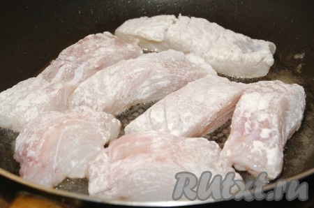 В сковороду налить растительное масло, раскалить его и в горячее масло укладывать кусочки трески в муке.