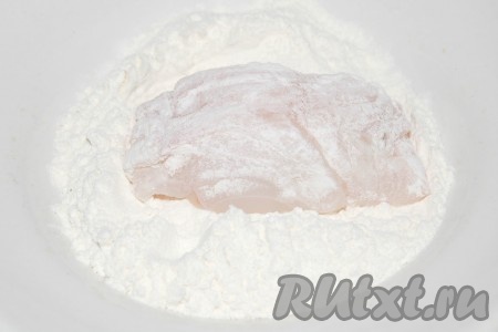 В тарелку насыпать муку и каждый кусочек филе трески обвалять в муке.
