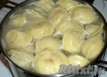 Для того чтобы сварить пельмени, нужно их выложить в кастрюлю с кипящей подсоленной водой. Как только пельмени всплывут, уменьшить огонь, сделав кипение умеренным, и проварить пельмени 4-5 минут. Если сомневаетесь в готовности пельменей, тогда достаньте один пельмешек, разрежьте его ножом пополам и попробуйте на готовность.