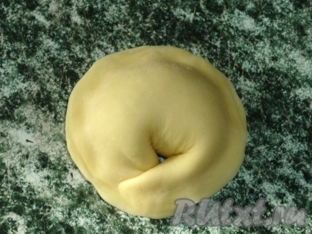 Далее нужно соединить два уголка вместе, сформировав круглый пельмень.