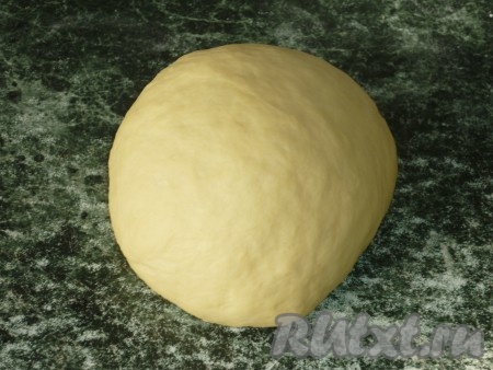 Муку просеять в миску. В отдельной глубокой миске соединить сырое яйцо, соль и воду, перемешать до однородности. В получившуюся смесь яиц и воды небольшими порциями начать добавлять муку, каждый раз полностью вмешивая её в тесто. Добавляя муку в тесто для пельменей, учитывайте, что вам нужно получить эластичное тесто, которое не будет липнуть к рукам. Как только добились нужной консистенции теста, значит больше муку добавлять не нужно. Пельменное тесто хорошо вымесить руками. Вымешивать его в общей сложности нужно не менее 7-10 минут, затем оставить тесто на менее, чем на 10 минут в покое.