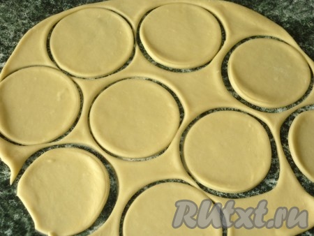 При помощи обычного стакана вырезать кружочки - будущие заготовки пельменей.