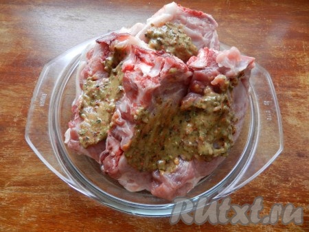 Смесью горчицы, масла и специй натереть отбивные со всех сторон и оставить на 1-2 часа.