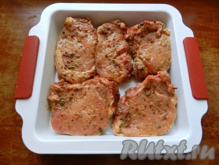 Выложить свиные отбивные в горчичном маринаде в форму для запекания (или на противень) и запечь в разогретой духовке при температуре 190 градусов в течение 45-50 минут.