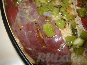 Нашпигованное мясо поставить на 2-3 часа, можно на ночь, в холодильник.