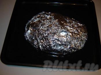 Запекать свинину с киви в течение 80-100 минут в духовке при температуре 180 градусов.