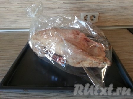 Поместить гуся в рукав для запекания.
